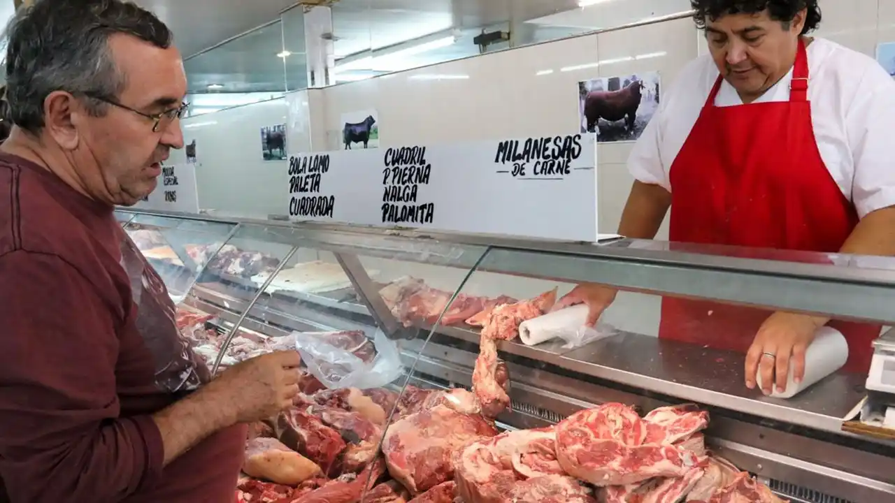 La consulta del cliente en la carnicería refleja la preocupación por el nuevo escenario de precios y la suba constante de la carne.
