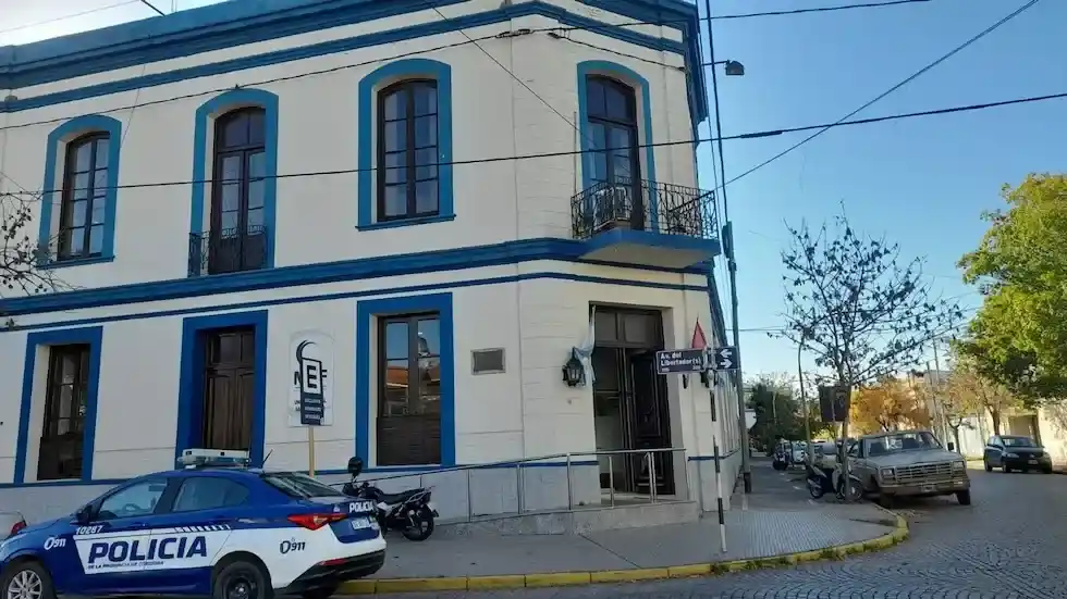 Le pidieron agua, volvió a entrar y asaltó a una jubilada de 85 años en su casa