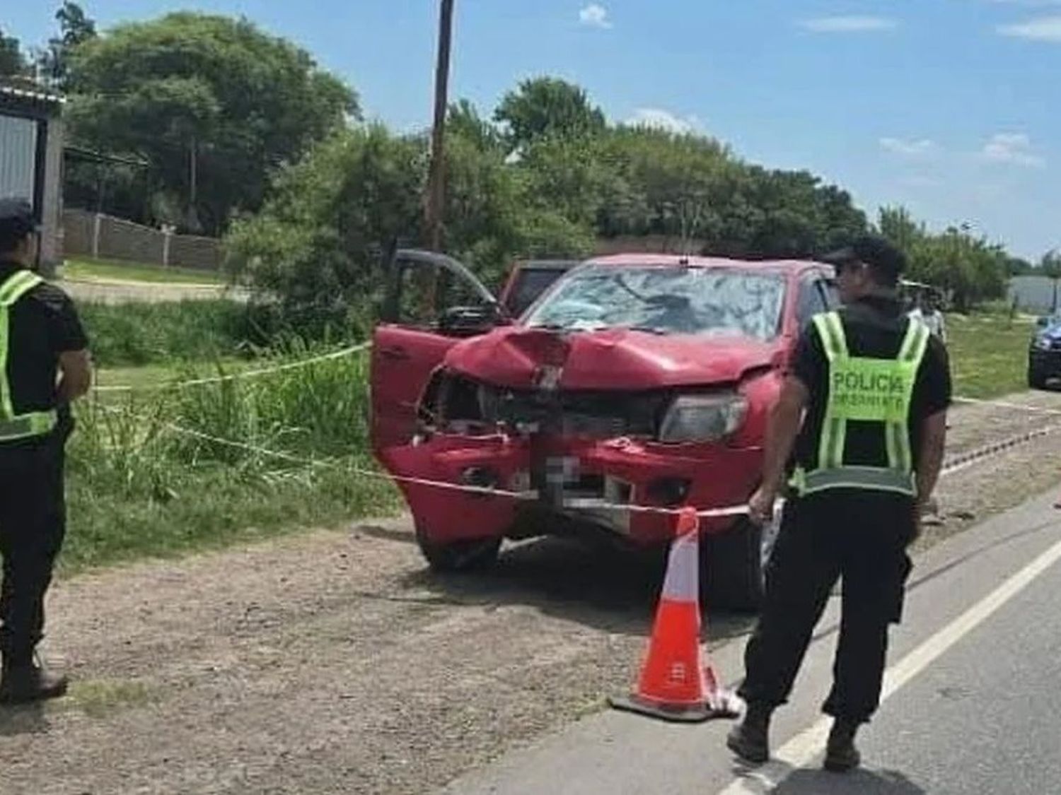 La camioneta impactó de frente con una columna de alumbrado público.