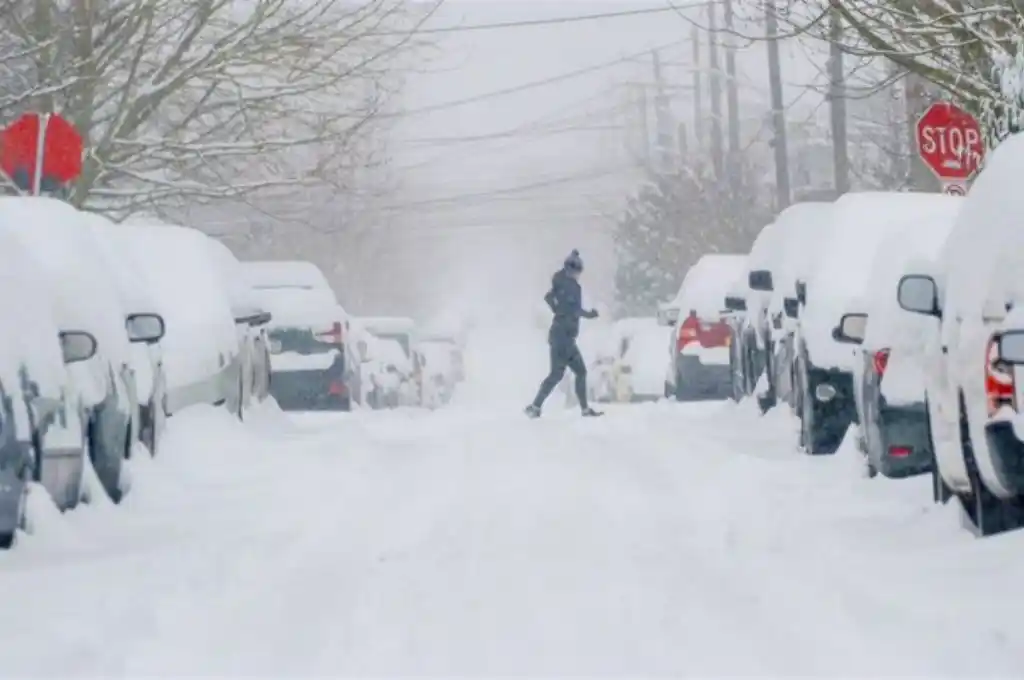 En víspera de Navidad, una tormenta invernal afecta a gran parte de Estados Unidos