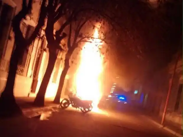 Video: Los echaron del boliche y quemaron siete motos 