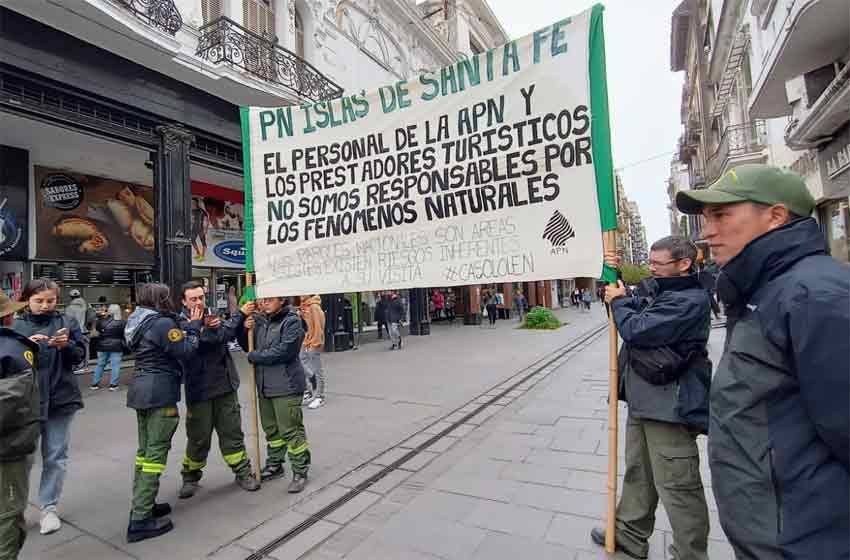 Movilización de guardaparques nacionales en pleno centro de Rosario por el juicio a dos colegas