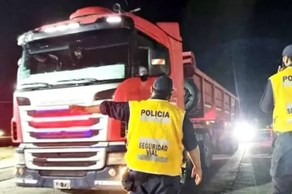 El asaltante encañonó al chofer, lo amenazó de muerte y lo obligó a descender del vehículo.