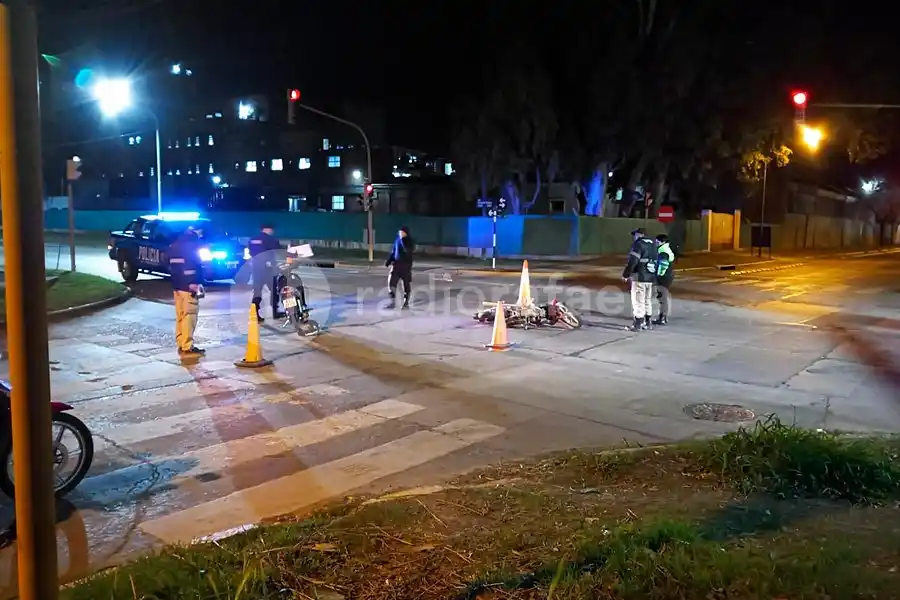 Dos motocislistas terminaron en el Hospital tras chocar en una esquina semaforizada