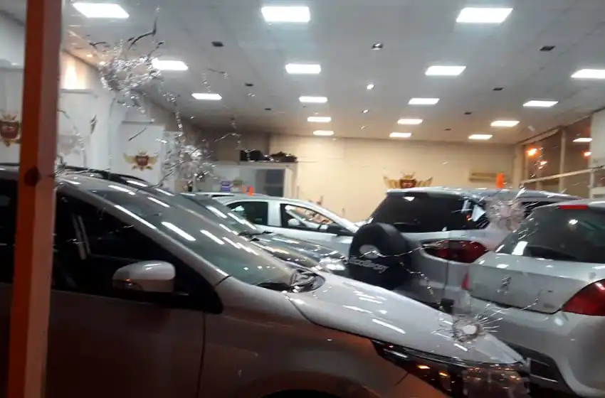 Perforaron a balazos la vidriera de una concesionaria de autos en zona oeste