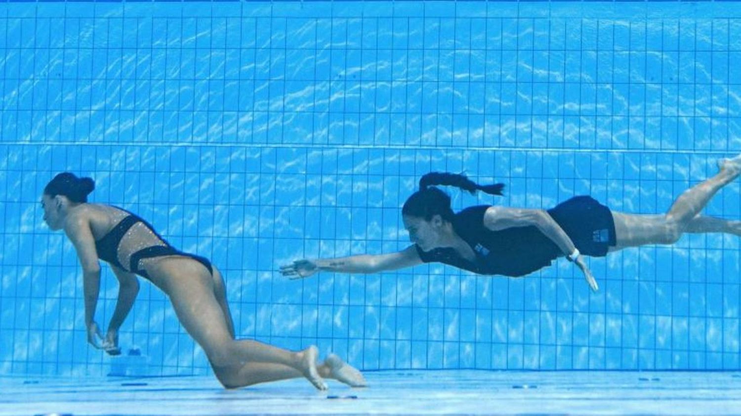 Susto en el Mundial de natación: rescatan a una nadadora que se desmayó en el agua