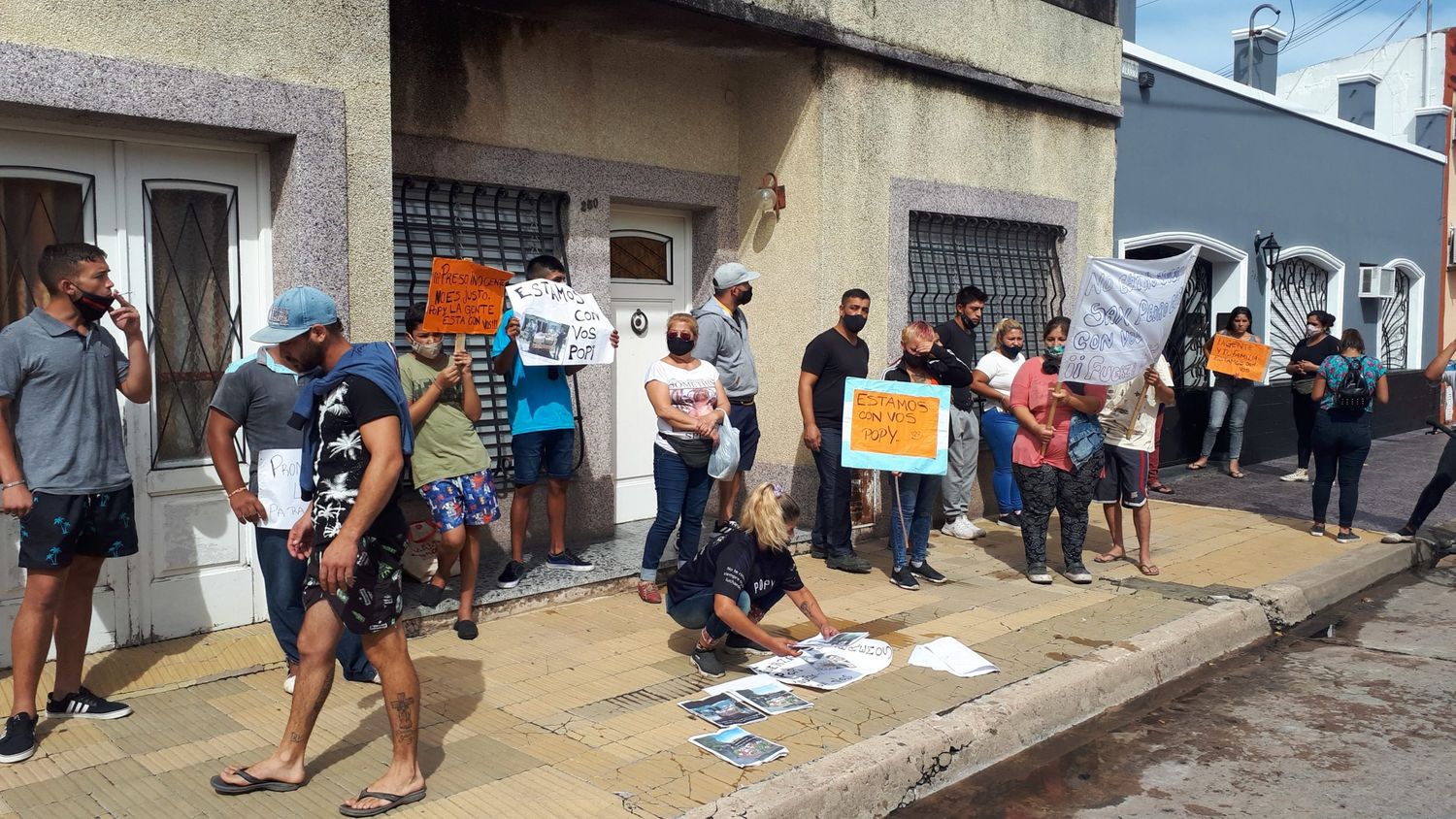 Asesinato de Agustín Luna: familiares de “Popy” Sandoval marcharon desde Fiscalía a Comisaría y aseguraron que “es inocente”