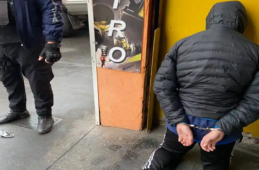 Circulaba en contramano, lo intentaron identificar y se le cayó un arma de fuego