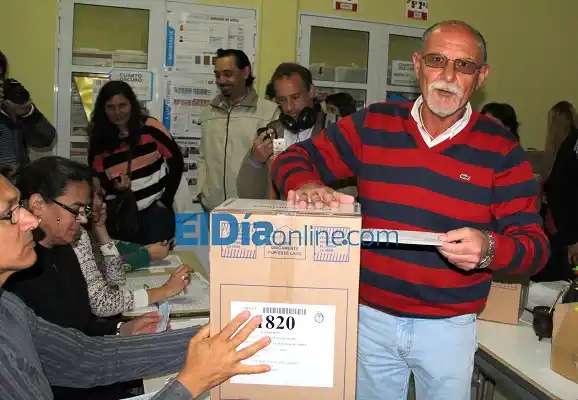 Enrique Ghiglione votó en la Escuela Sagrada Familia  