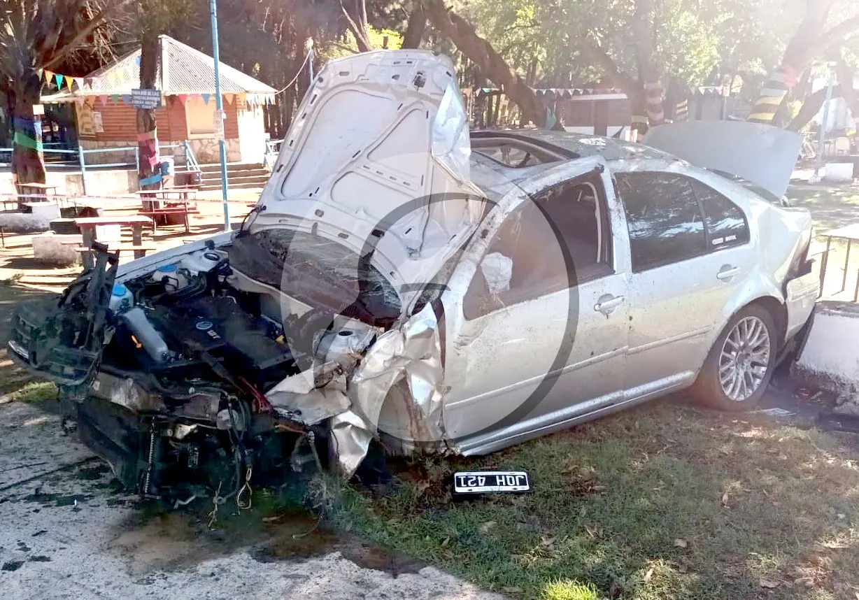 Destruido. Un auto chocó y hubo dos jóvenes heridos