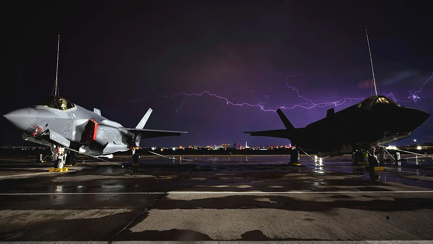 F-35: pese a las mejoras, el Lightning II sigue sin poder volar en tormentas