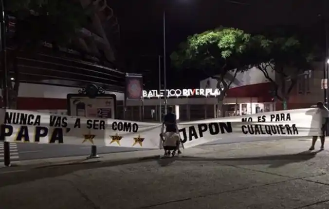 La bienvenida de los hinchas de Boca: "Japón no es para cualquiera" 