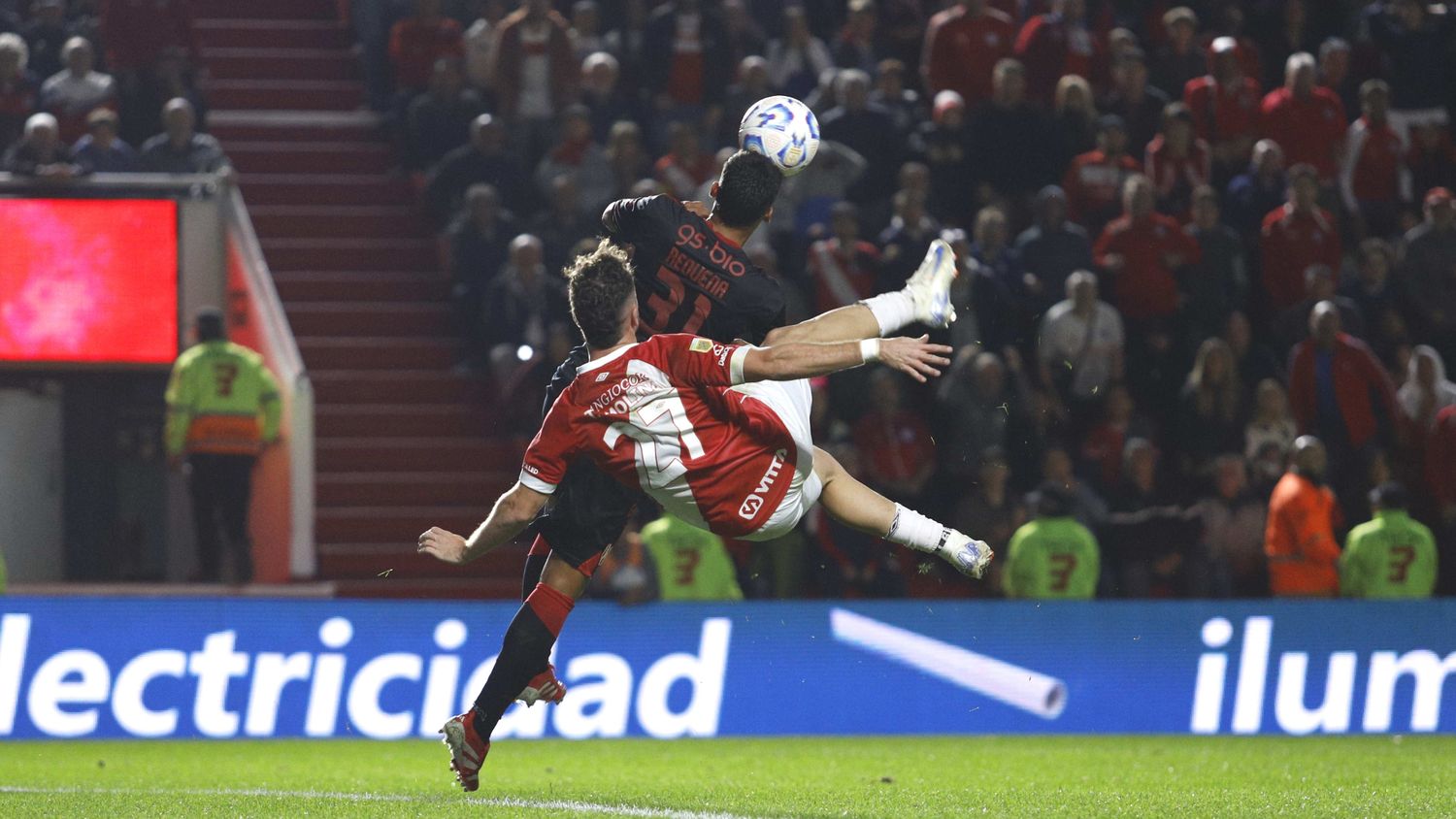 Con tres goles, Argentinos se metió entre los ocho