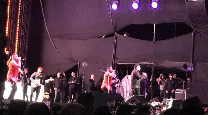 Jerry Rivera se fajó en la tarima. Foto CL