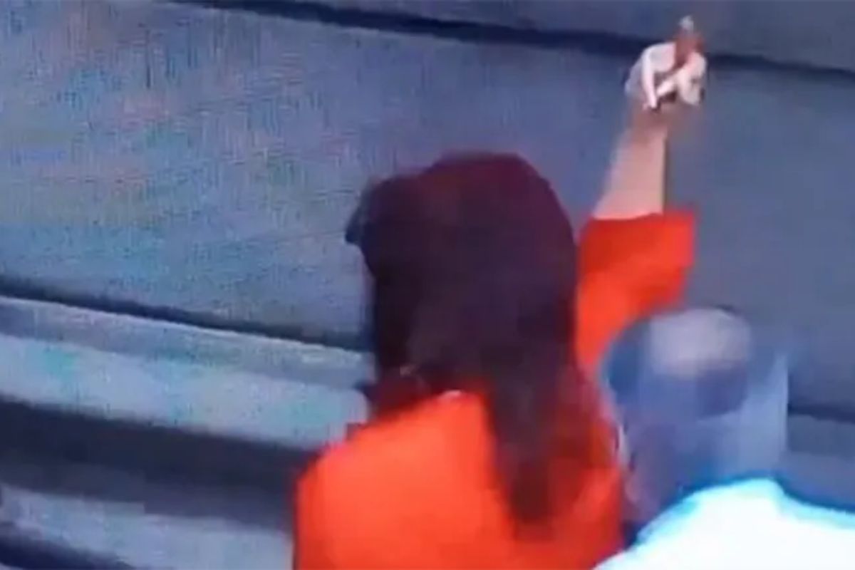 La exvicepresidenta, vestida de rojo, saludaba a los presentes cuando de repente escuchó que alguien le gritó algo que no le gustó y sin darse vuelta le respondió con ese gesto.