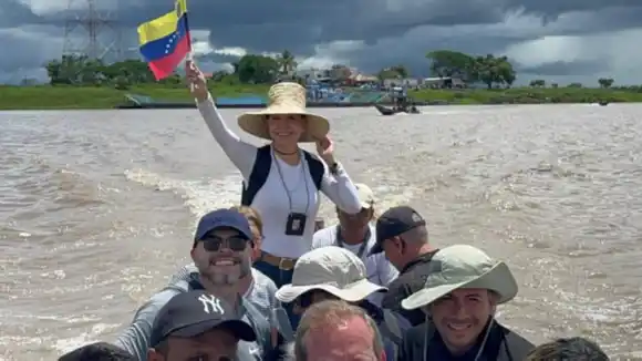 MARIA CORINA FLUVIAL: parece que le agarró el gusto a la curiara y ahora no viaja en otro medio de transporte (FOTOS+VIDEO)