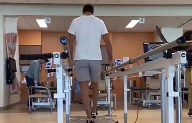 Del Potro empezó a caminar dos días después de la operación en la rodilla derecha