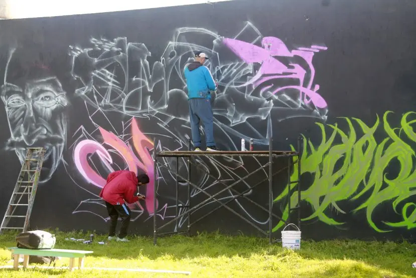 Una jornada a pleno sol con pintura de graffitis y música