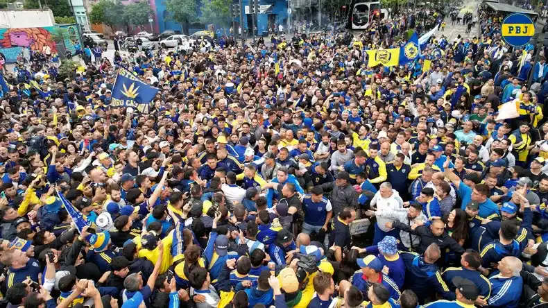Con Riquelme, miles de hinchas de Boca marcharon a La Bombonera contra la suspensión de las elecciones