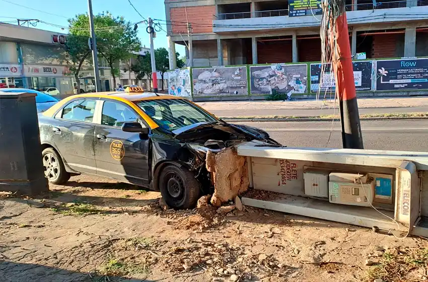 Un taxi tumbó una vieja cabina telefónica tras un violento choque con otro auto