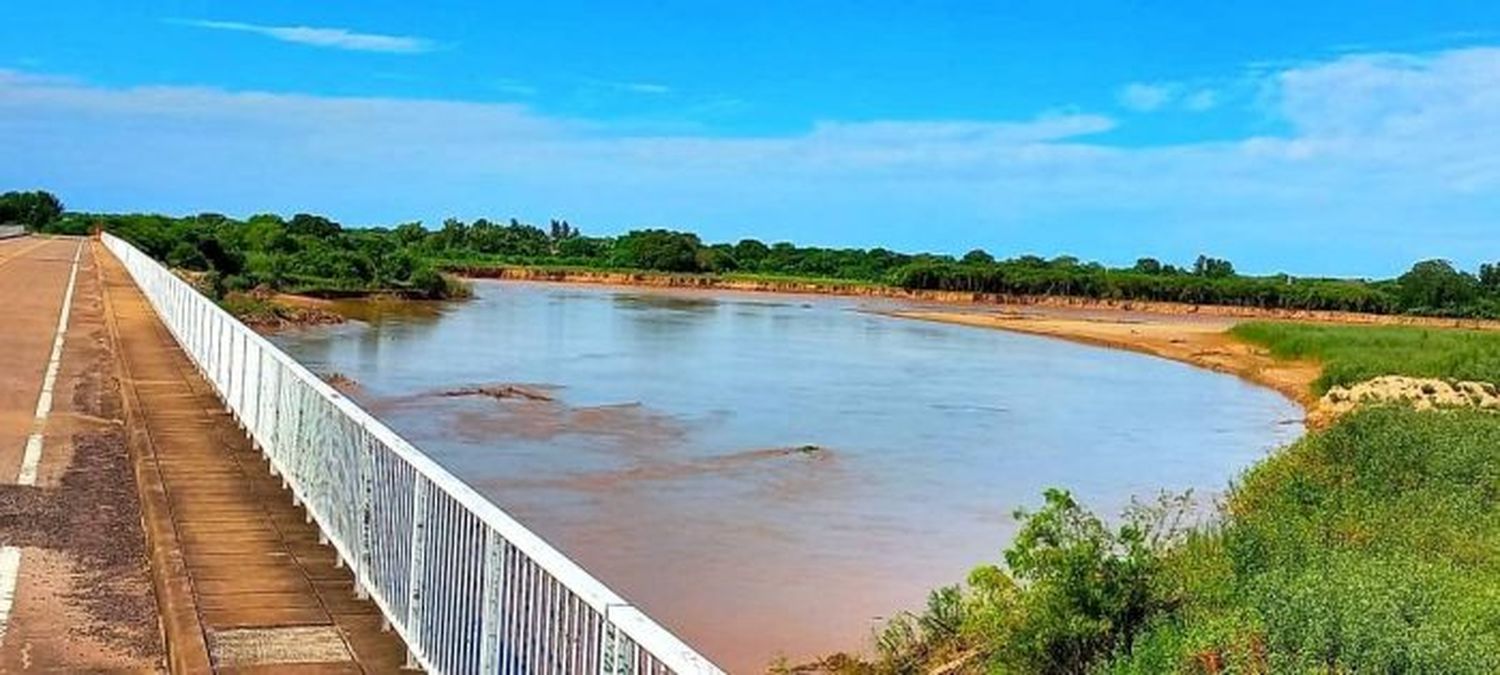 El Rio Bermejo avanza sobre la RN 95 del lado del Chaco