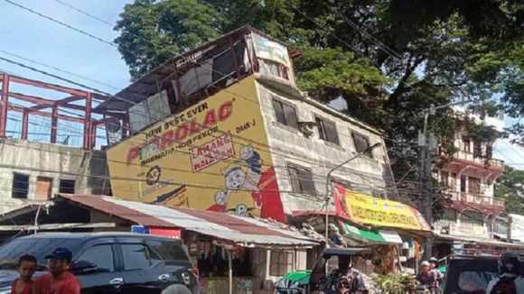 NOCHE DE TERROR EN FILIPINAS: duermen en las calles tras unas 100 réplicas del terremoto