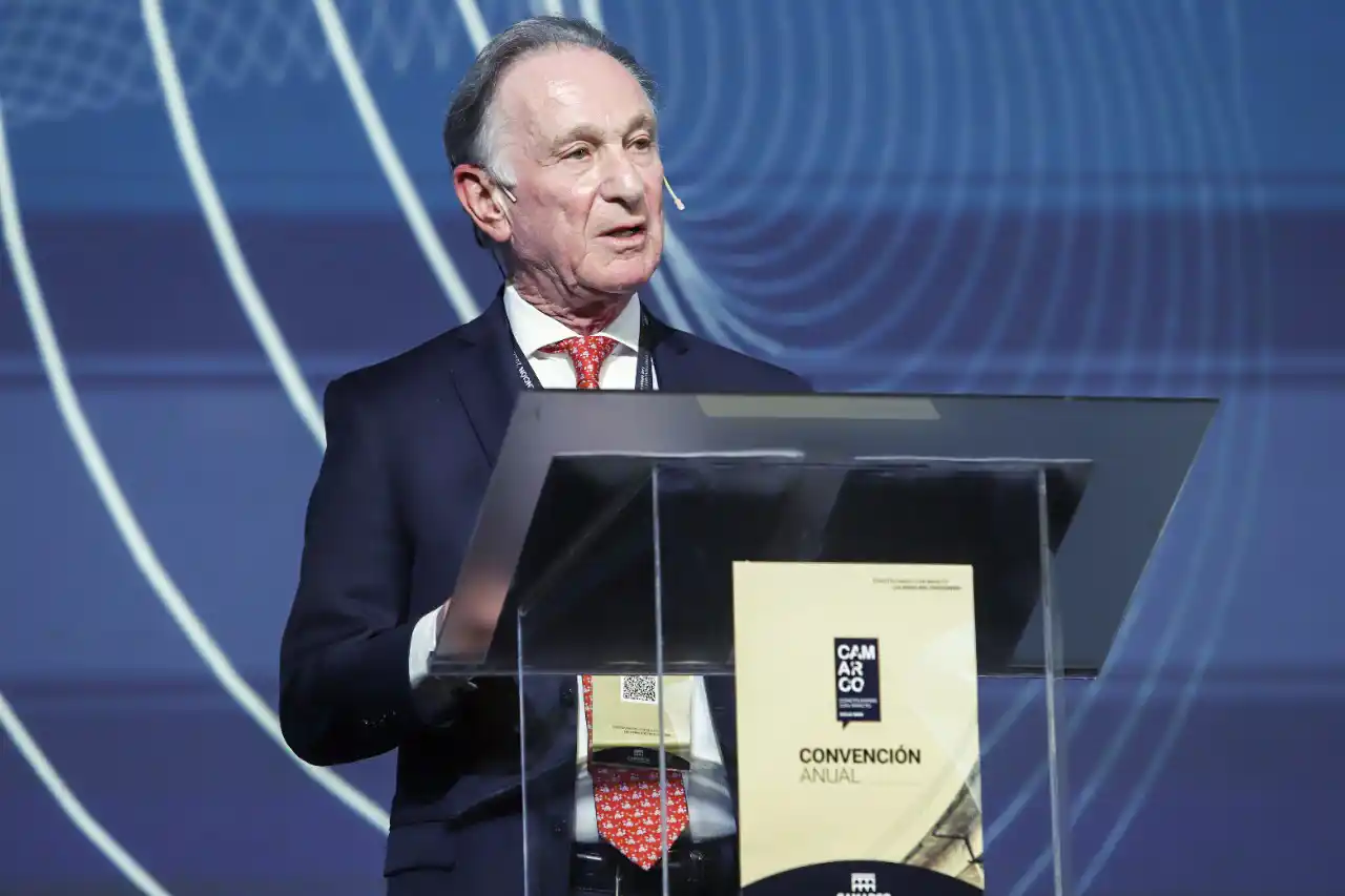 El presidente de la Cámara Argentina de la Construcción, Gustavo Weiss, le dio la bienvenida a Alberto Fernández.