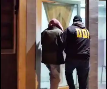 Cayó preso un policía jubilado acusado de abusar de su nieta