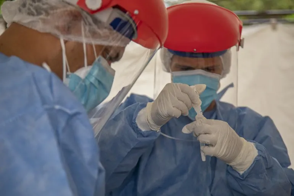 Covid-19: ¿Qué sabemos de los síntomas de �micron y sus variantes?