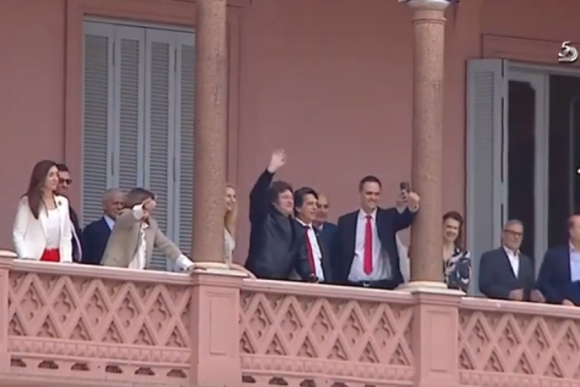 Javier Milei llevó a su gabinete al balcón de la Rosada para saludar la gente