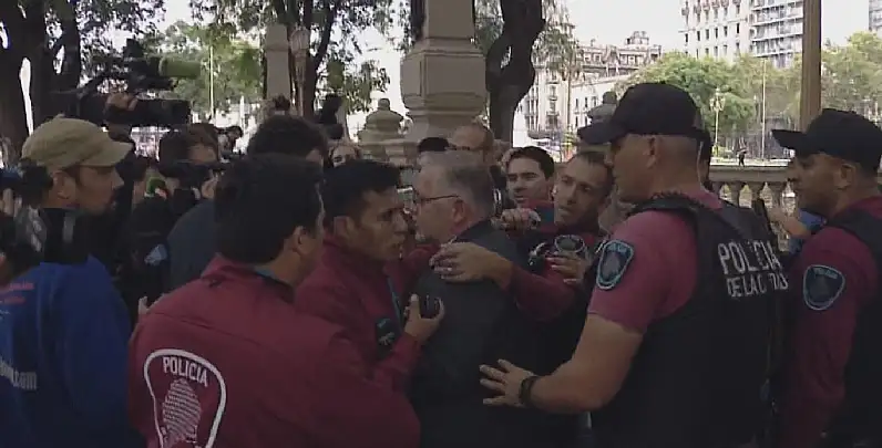 Insultos y corridas en un operativo judicial en la sede de Madres de Plaza de Mayo