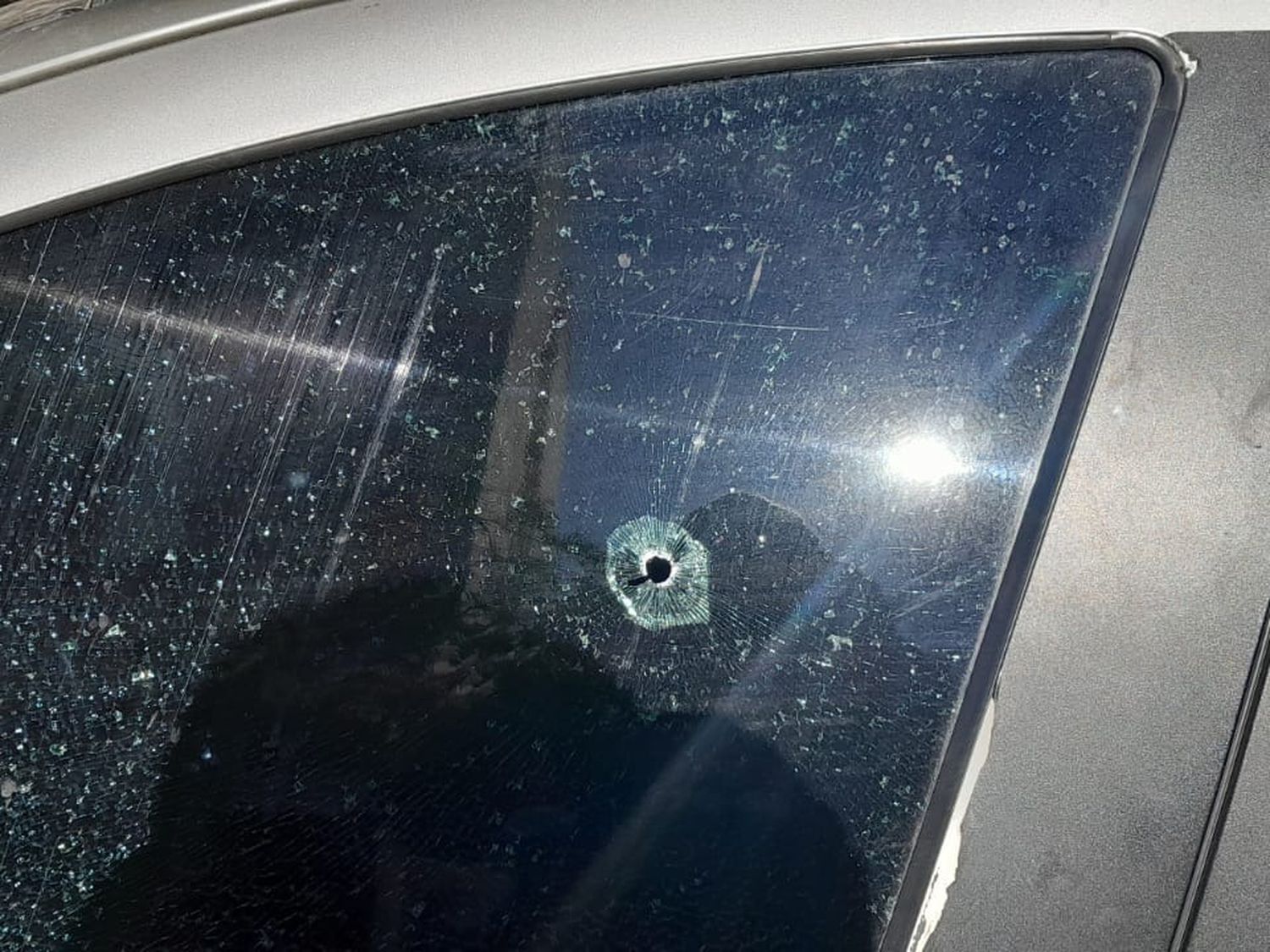 Así quedó uno de los vidrios del concejal de La Libertad Avanza.