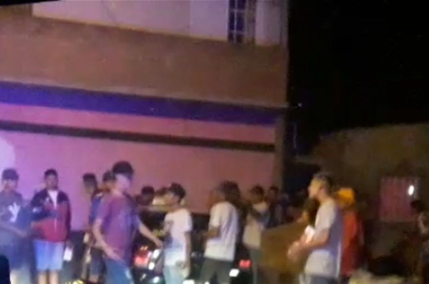 Una fiesta clandestina en la ciudad capital terminó con piedrazos hacia la policía