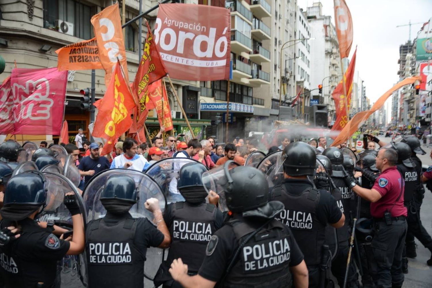 La policía reprimió una protesta de trabajadores despedidos de Interpack: Hay cuatro heridos