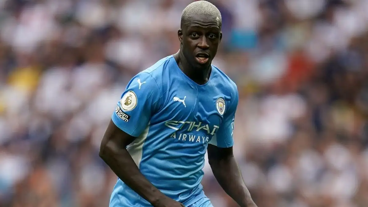 Detienen a estrella del Manchester City por 4 cargos de violación