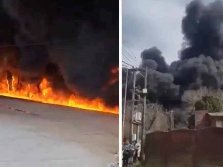 El humo negro cubrió el cielo y oscureció la ciudad tras la explosión.