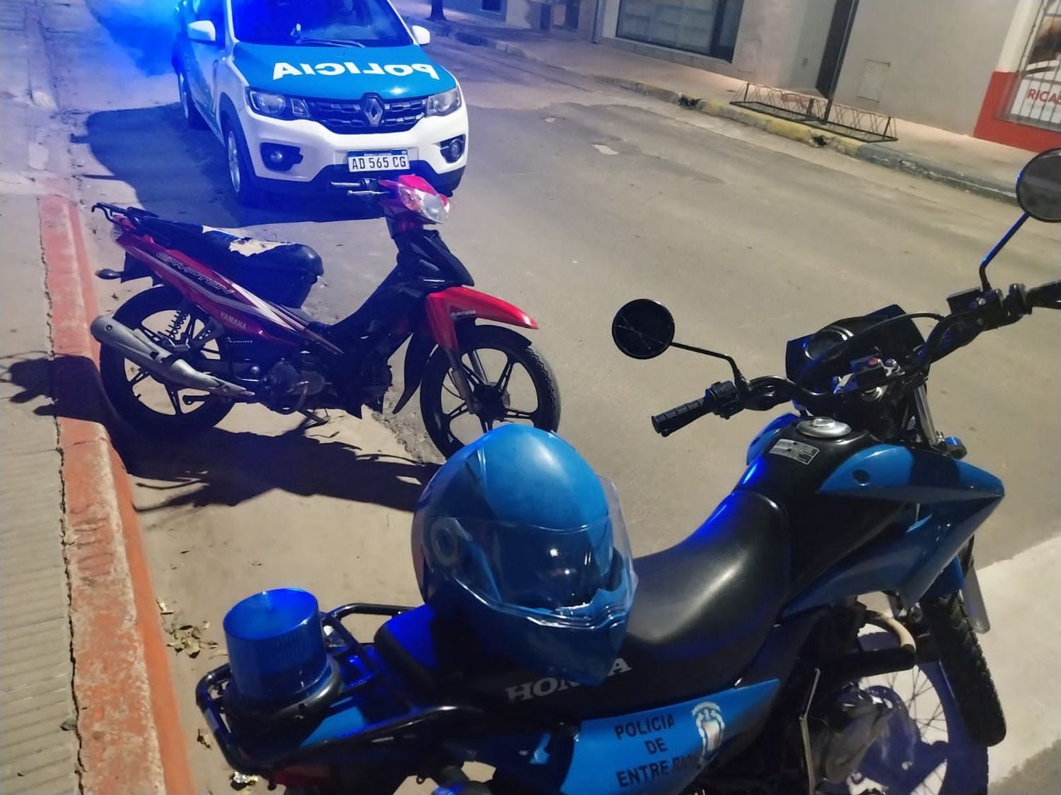 Madrugada agitada en la ciudad: Robo de ropa, materiales de construcción y secuestro de una moto
