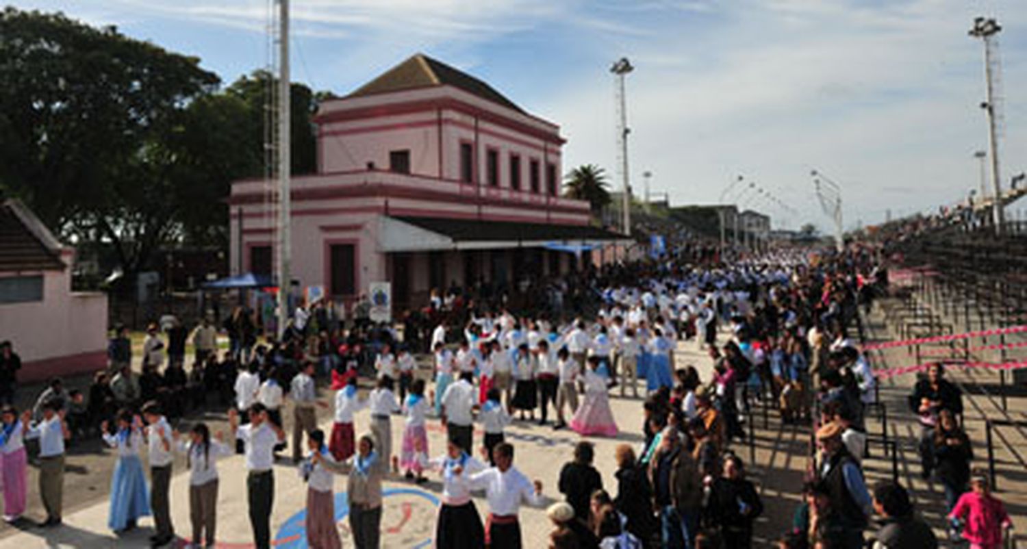 La Patria celebró un nuevo aniversario con la fiesta popular del Corsódromo