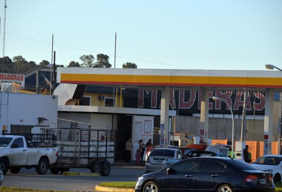 Con largas colas para la carga y horarios acotados, el faltante de gasoil impacta también en Tandil