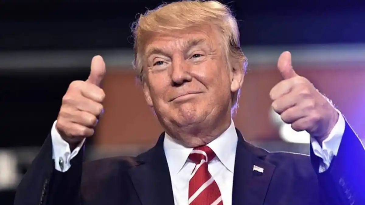 Fiscalía acuerda posponer sentencia de Trump por soborno a actriz de películas para adultos