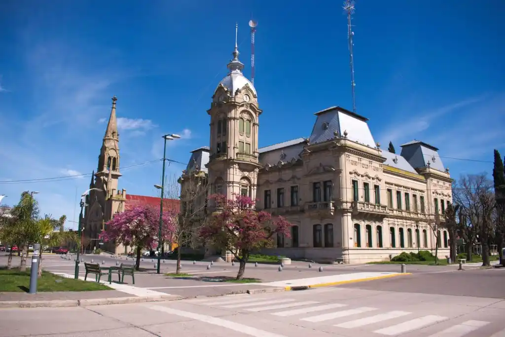 Anunciaron un aumento del 32% para los empleados municipales