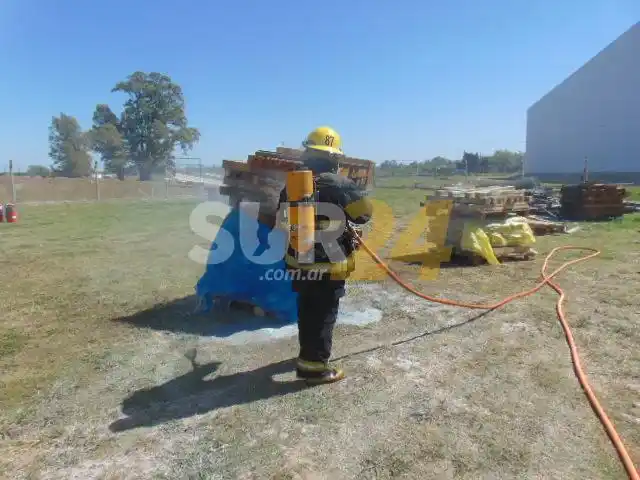Incendio de palets en la empresa Corven Motos