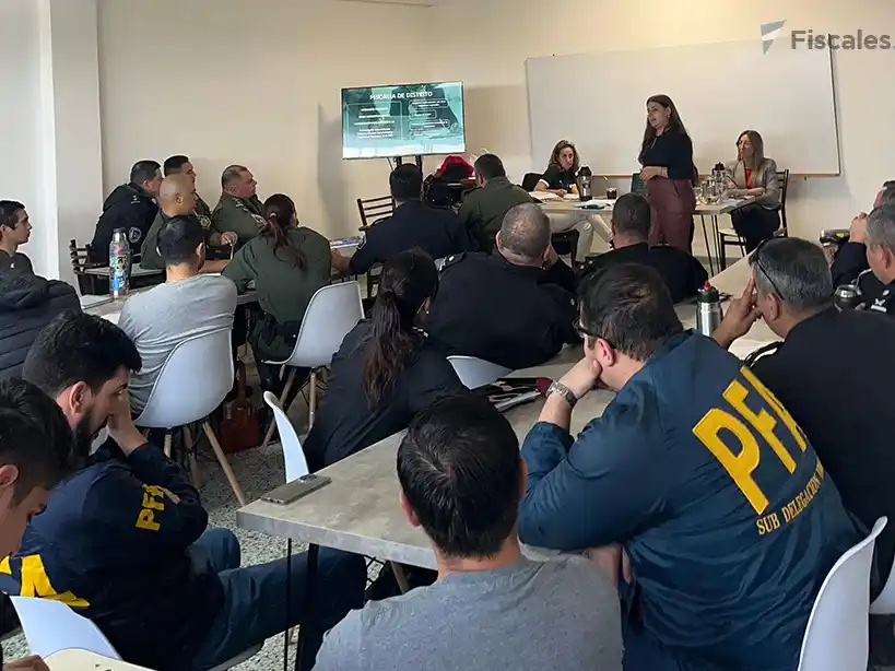La fiscal coadyuvante de la Unidad Fiscal Rosario, María Virginia Sosa (de pie), durante la capacitación, junto a la contadora Marina Marsili .y a la fiscal coadyuvante Daniela Ghiorzi (sentadas)