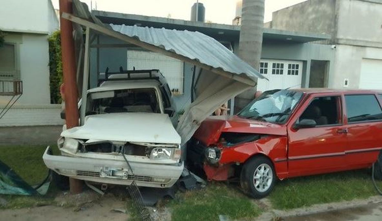 Violento choque en Urdinarrain: perdió el control de su auto y chocó contra una camioneta estacionada