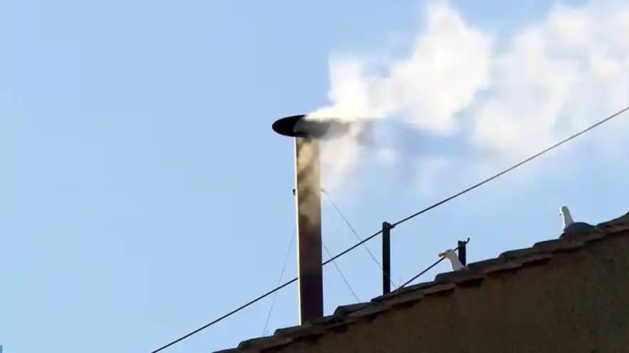 Ahora: hay fumata blanca en el Vaticano y se anunciará al nuevo papa