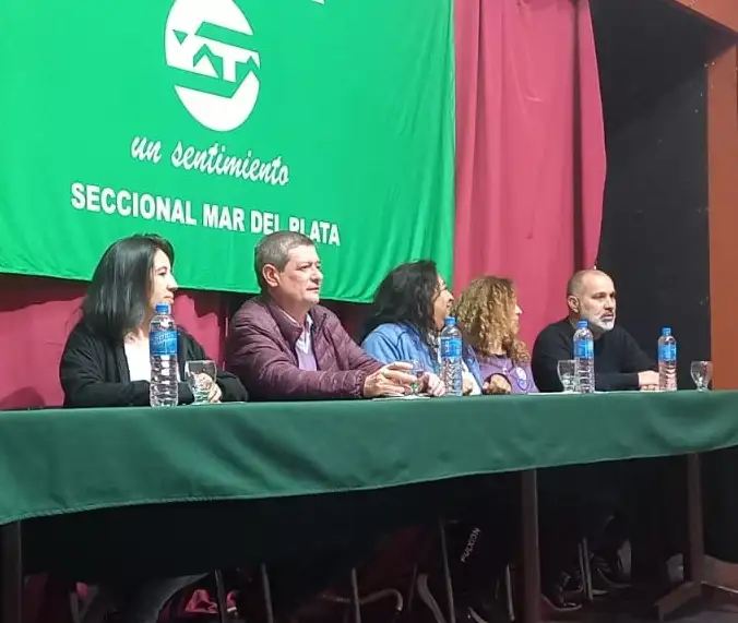 Referentes de Mundo Azul junto al edil Miguel Guglielmotti y el secretario de Acción Social de SMATA, Marcelo Capelli.