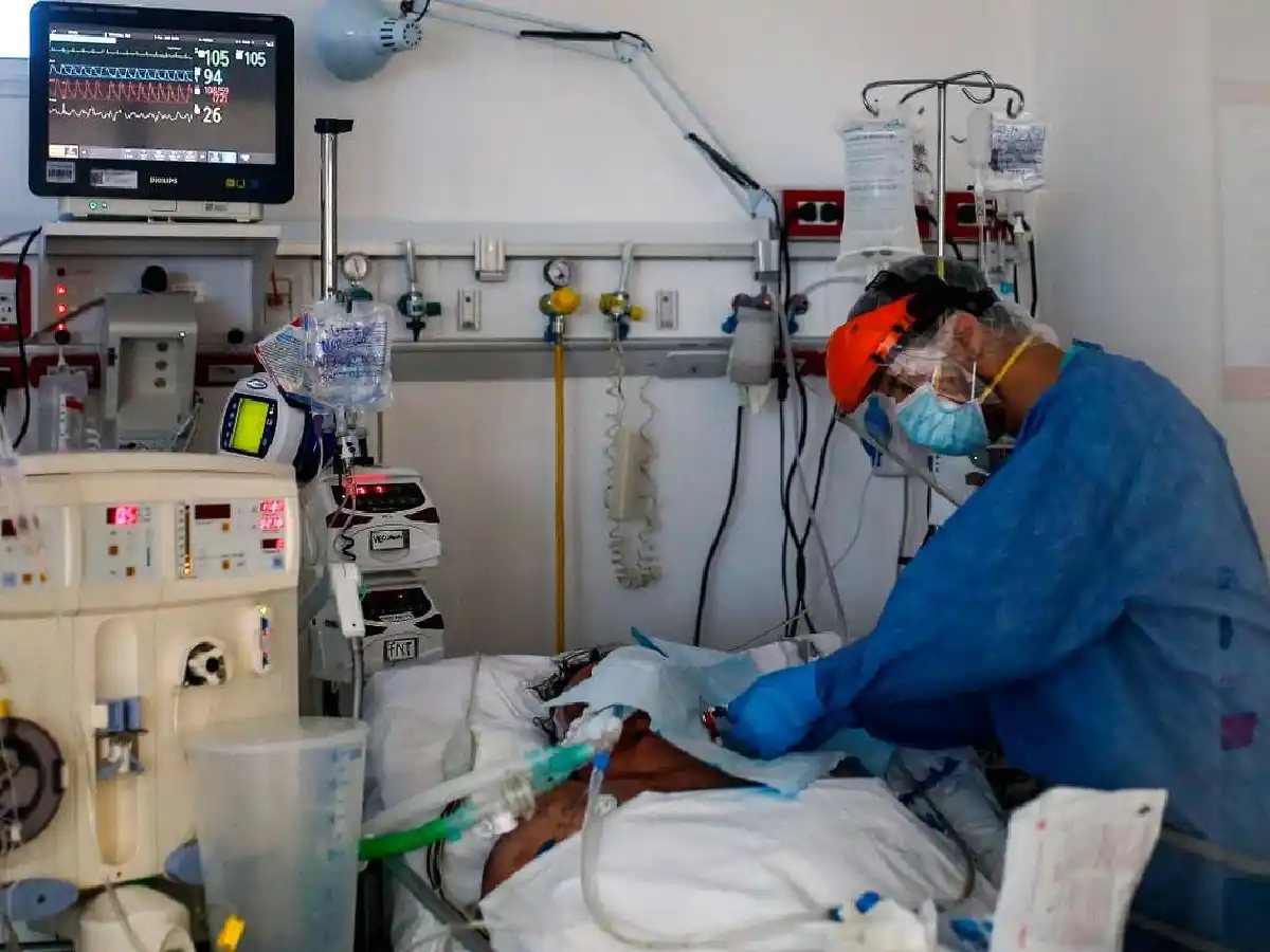 Más contagios de covid en jóvenes y menos en mayores por las vacunas