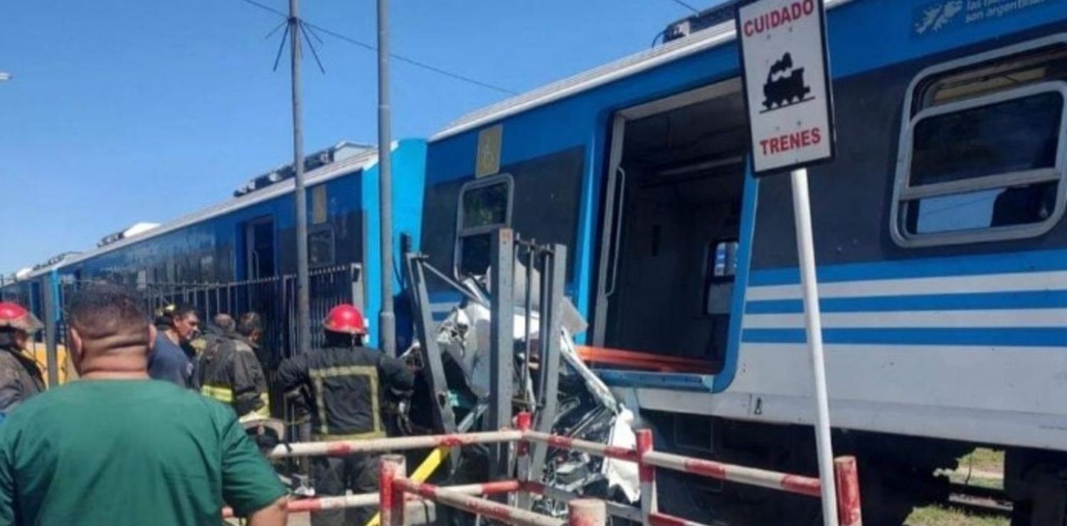 Tragedia en Laferrere: una remisera de 67 años murió arrollada por un tren tras pasar con su auto con la barrera baja