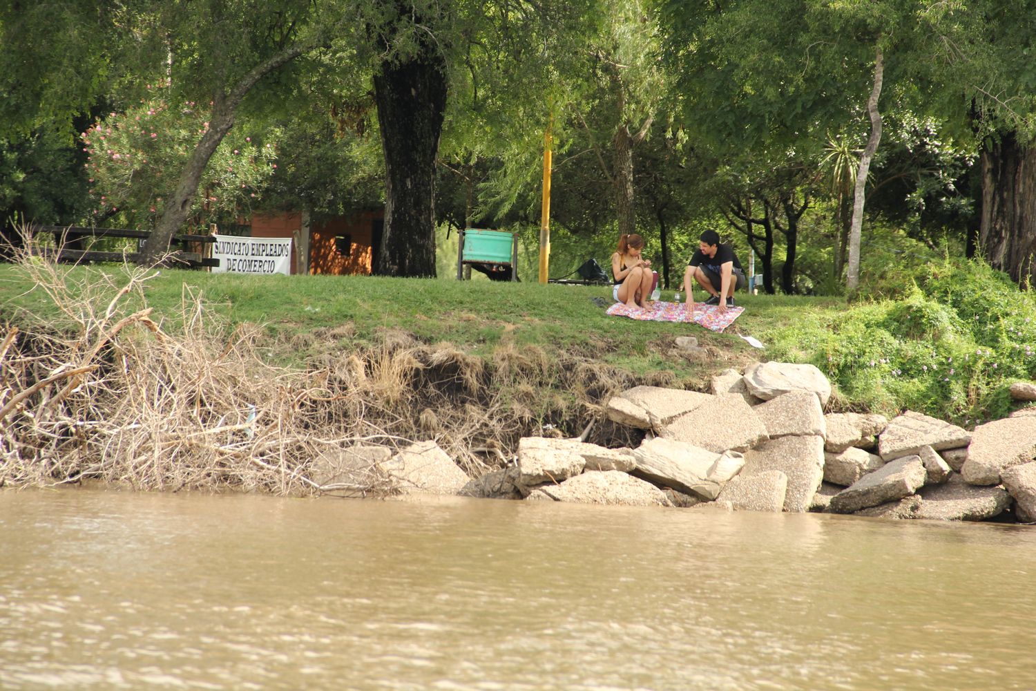 La Rural se mete en la polémica por el estado del río y apunta contra el Municipio