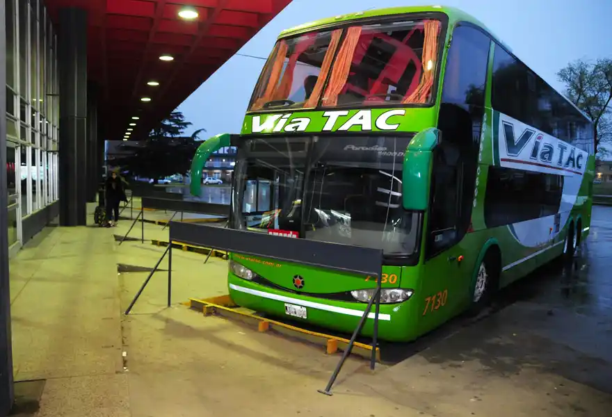 Un hombre ebrio intentó subir a un micro de larga distancia sin barbijo y terminó en el Hospital